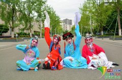 大学生服装图片女性背影(大学生服装图片女性背影高清)