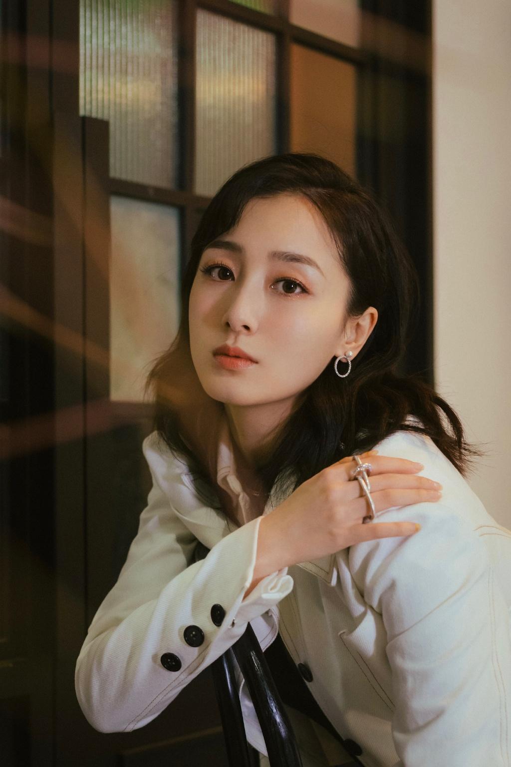 叶青 ​​​​白套装 职场范儿女神