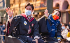 职业服装女性合影(职业女性服装图片)