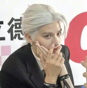 女性白色战斗服装图片(红白战斗服)