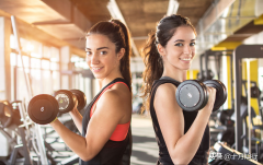 家中哑铃锻炼10种方法(在家如何用哑铃锻炼身体)