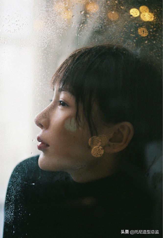 演员杨舒婷曝胶片风写真 诠释优雅复古女性