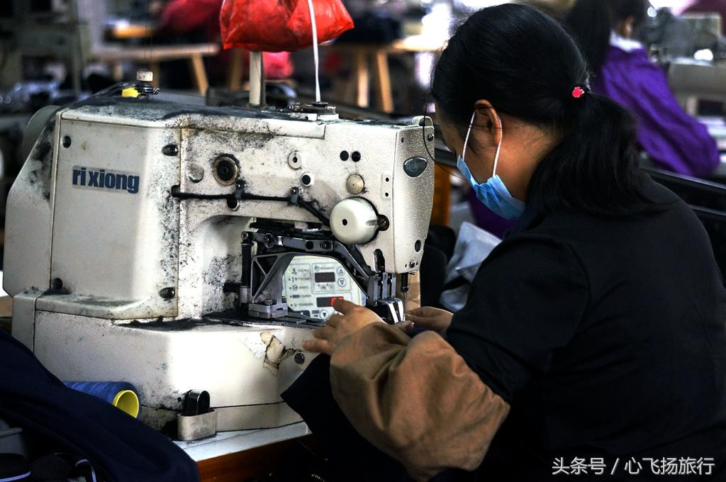 实拍：广西乡镇小型制衣厂，全是女的，一天加工1000条裤子