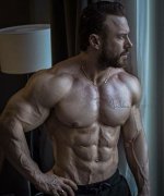 哑铃锻炼方法哑铃锻炼胸肌(哑铃怎么锻炼胸肌)