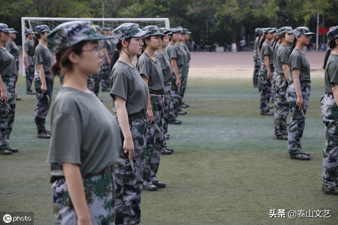 郑州大学军训设立“女子匕首连”，干练潇洒，声势震天（图组）