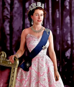 英国女性服装怎么穿的好看(英国女生穿衣风格)