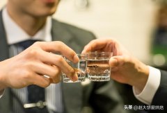 坐着怎么操(坐在椅子上做操)