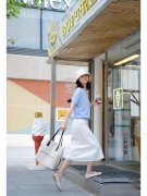 极简主义生活方式女性服装(极简生活女人必备衣服)