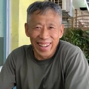 青年女性服装英文翻译版(穿黄衣服的年轻女士英文翻译)