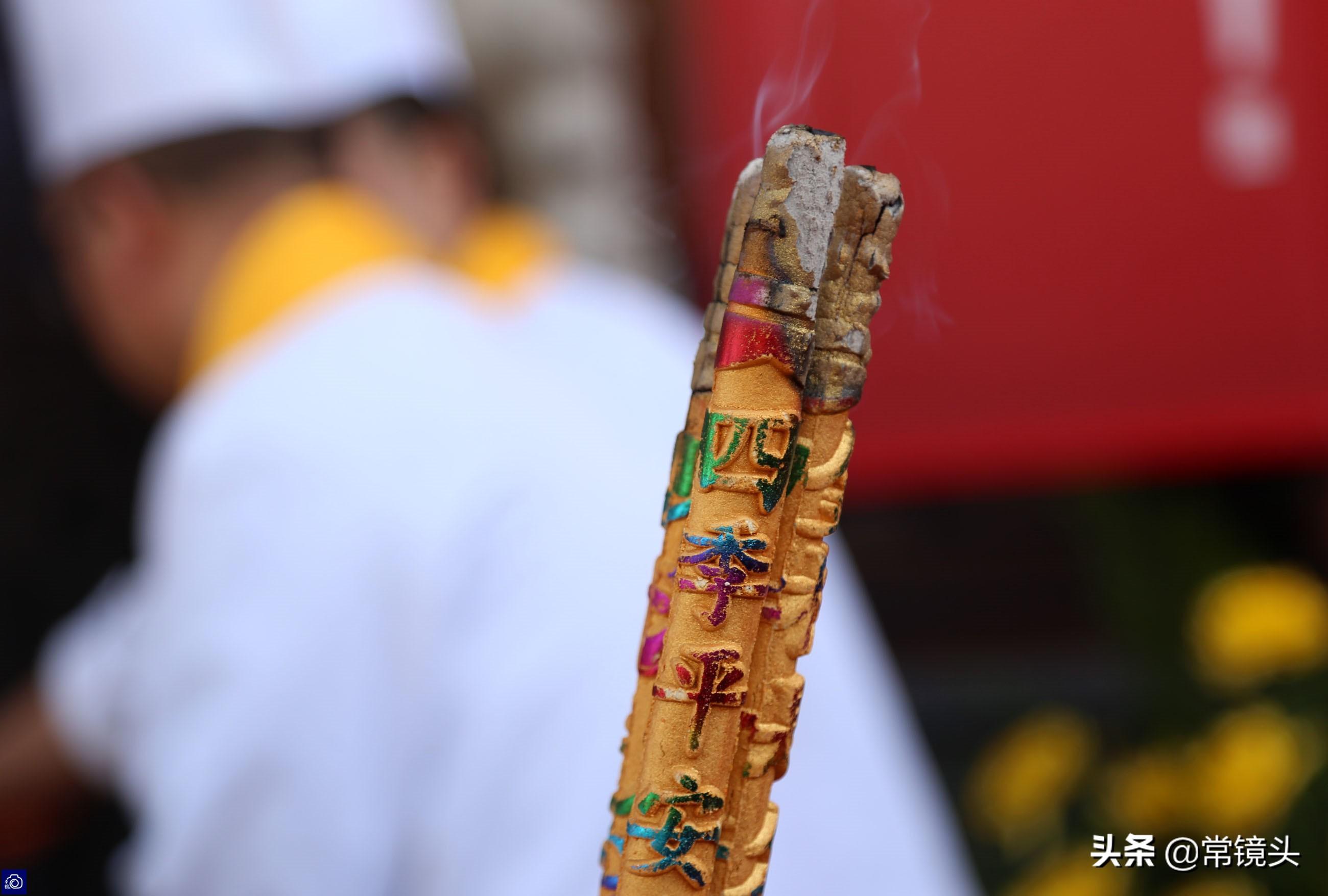 河南厨师做1000碗面条免费送人,市民排队场面堪比春运