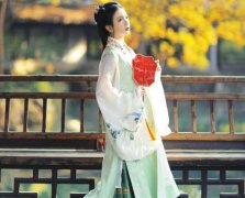 女性服装长袍照片大全(男生长袍图片)