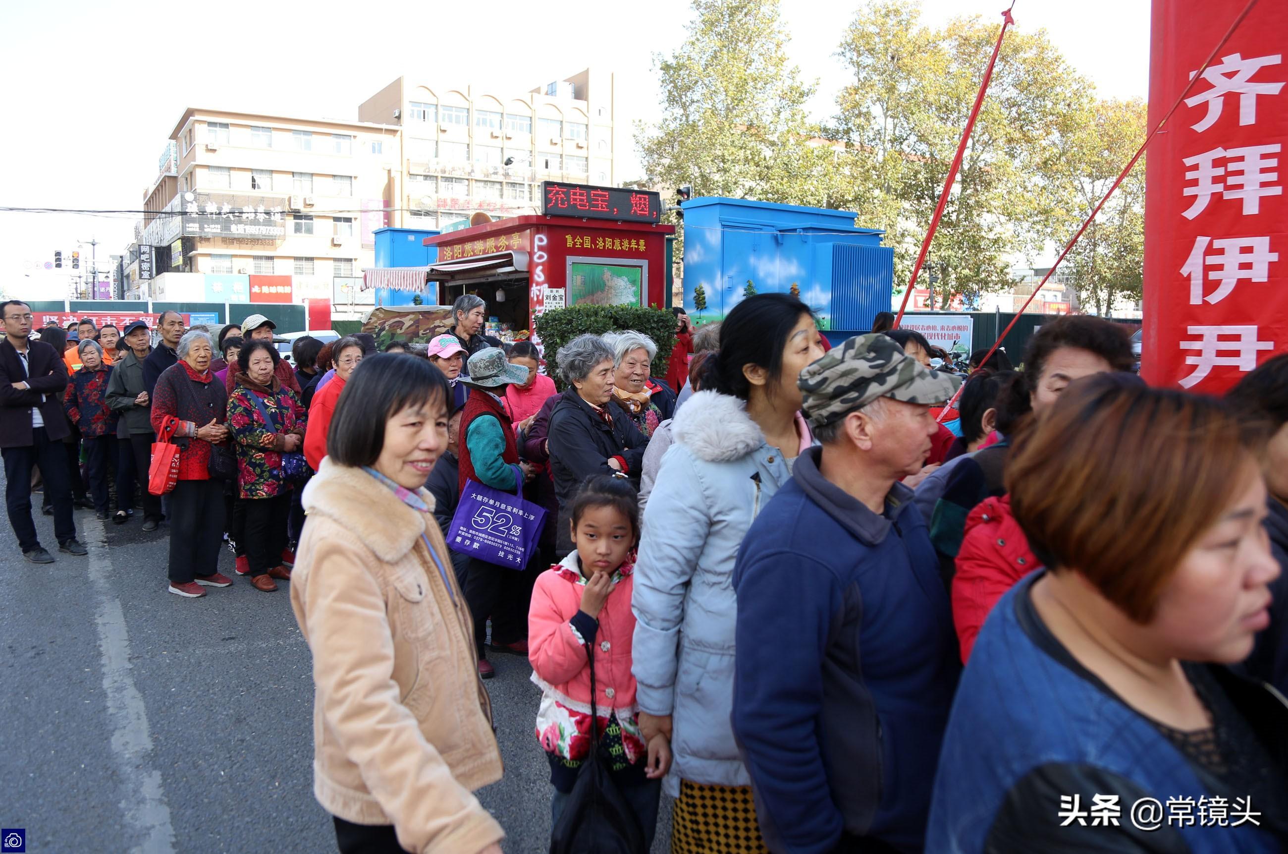 河南厨师做1000碗面条免费送人,市民排队场面堪比春运
