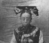 清朝外交女性服装描写图(清朝服装特点和图片)