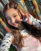 女性服装实拍美甲(女士美甲新图片)