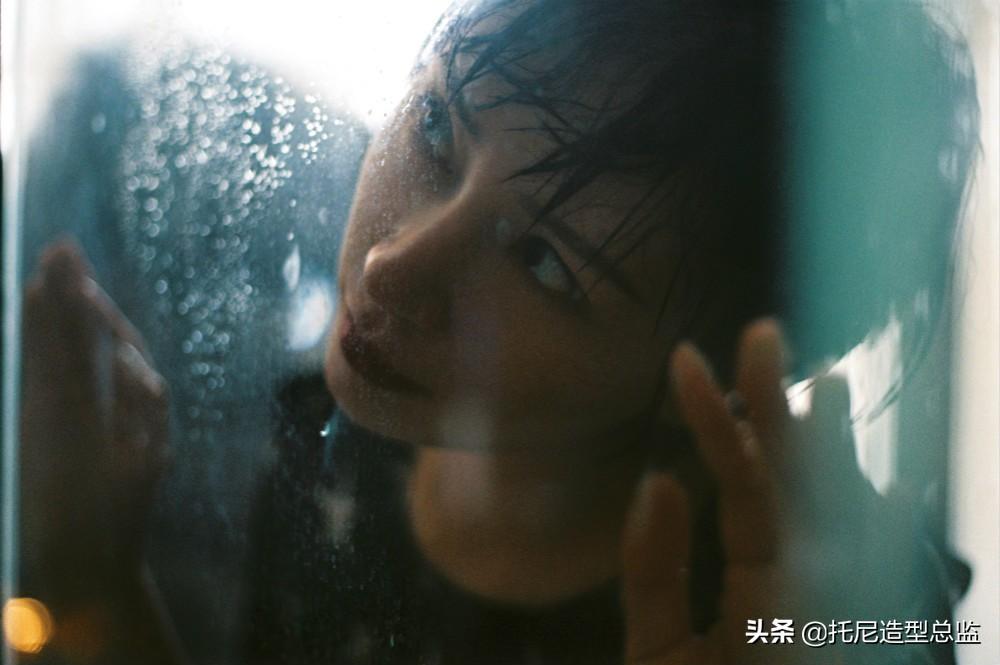 演员杨舒婷曝胶片风写真 诠释优雅复古女性