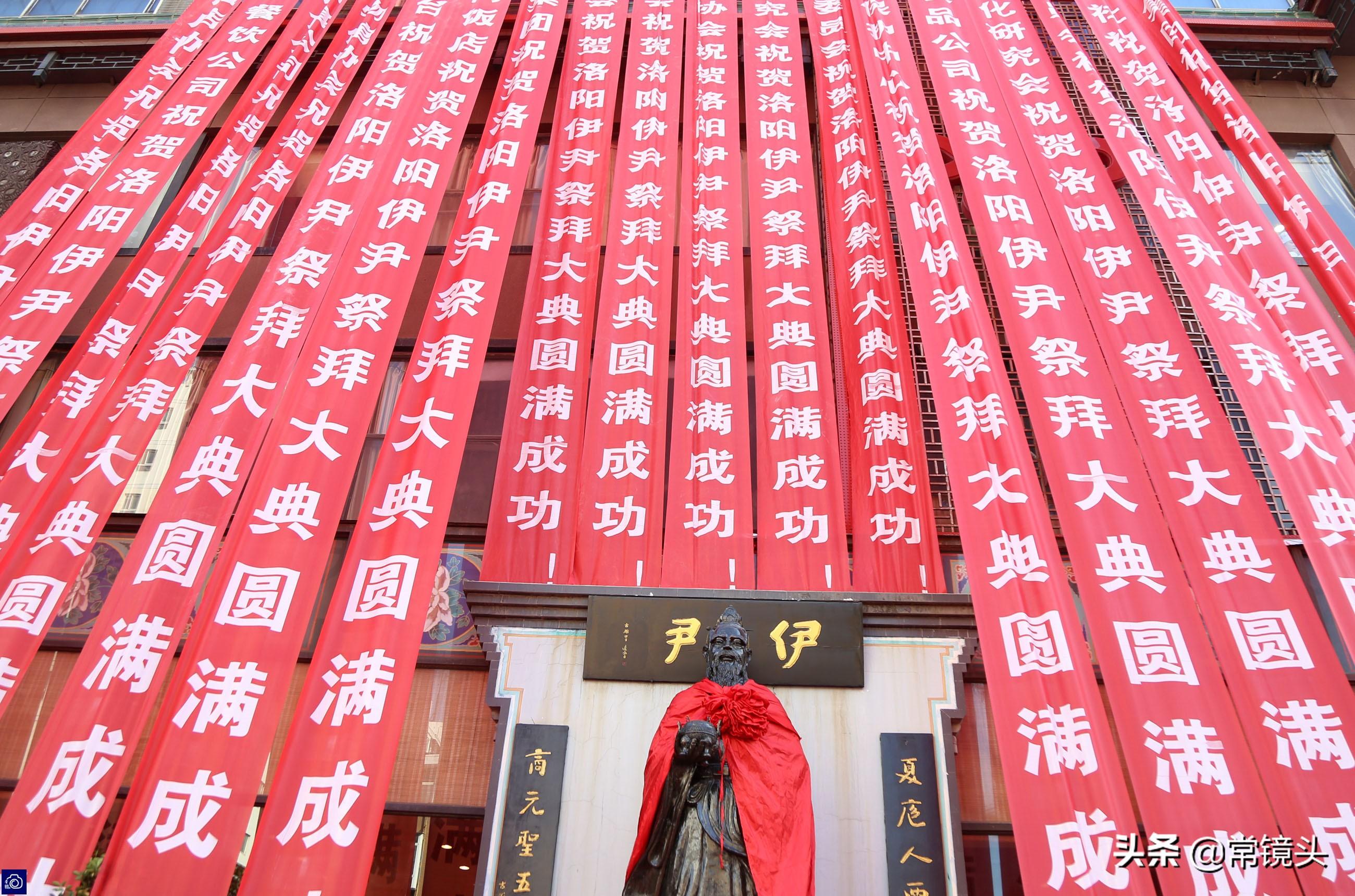 河南厨师做1000碗面条免费送人,市民排队场面堪比春运