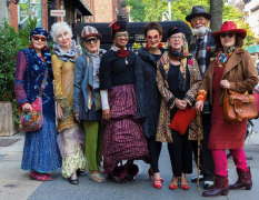 街拍中年女性单人民族服装(少数民族街拍)