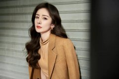 时尚女性白领服装搭配图片(女生时尚白领搭配)