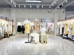 四季潮流女性服装店(四季潮流女性服装店名字)