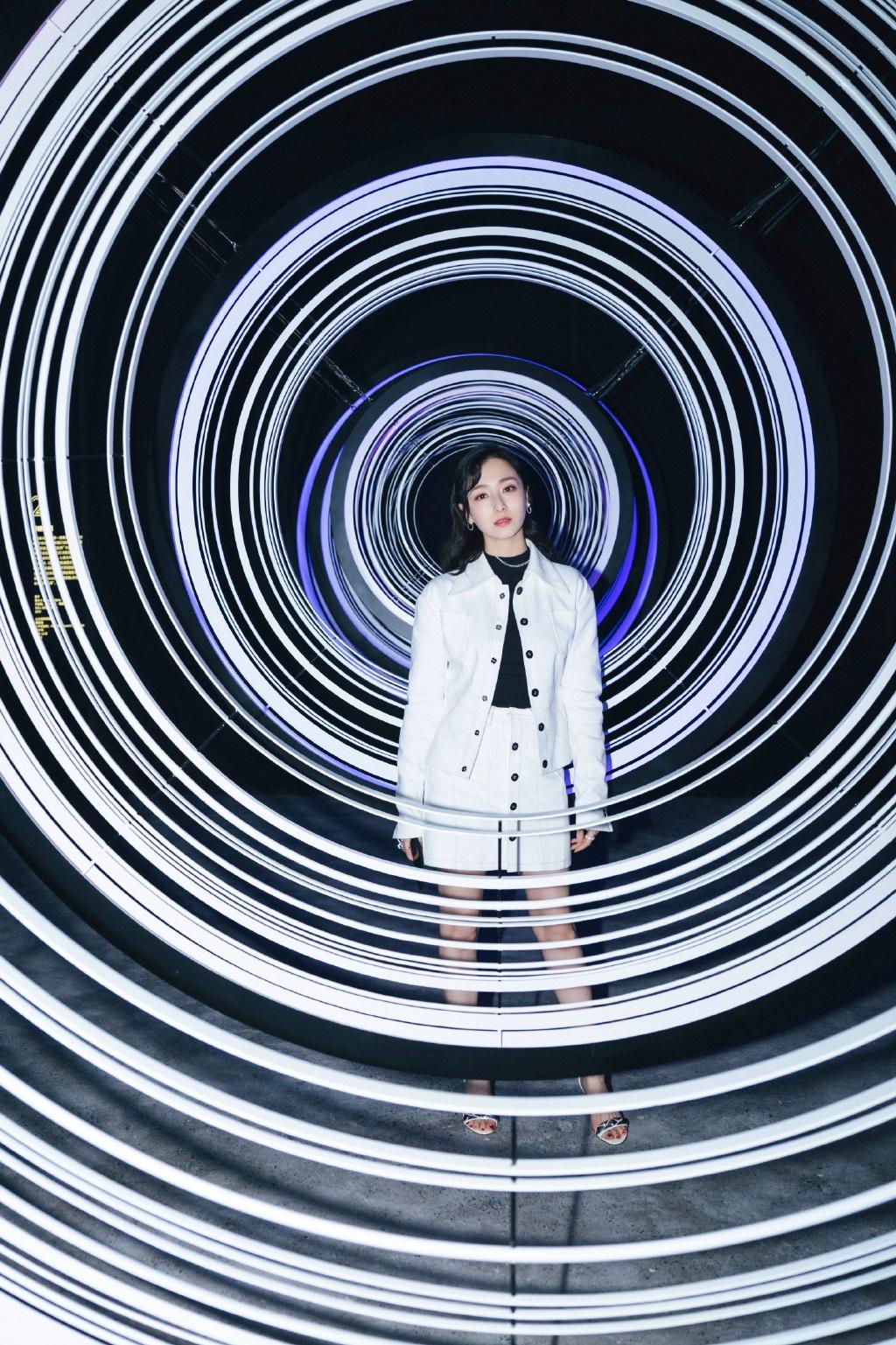 叶青 ​​​​白套装 职场范儿女神