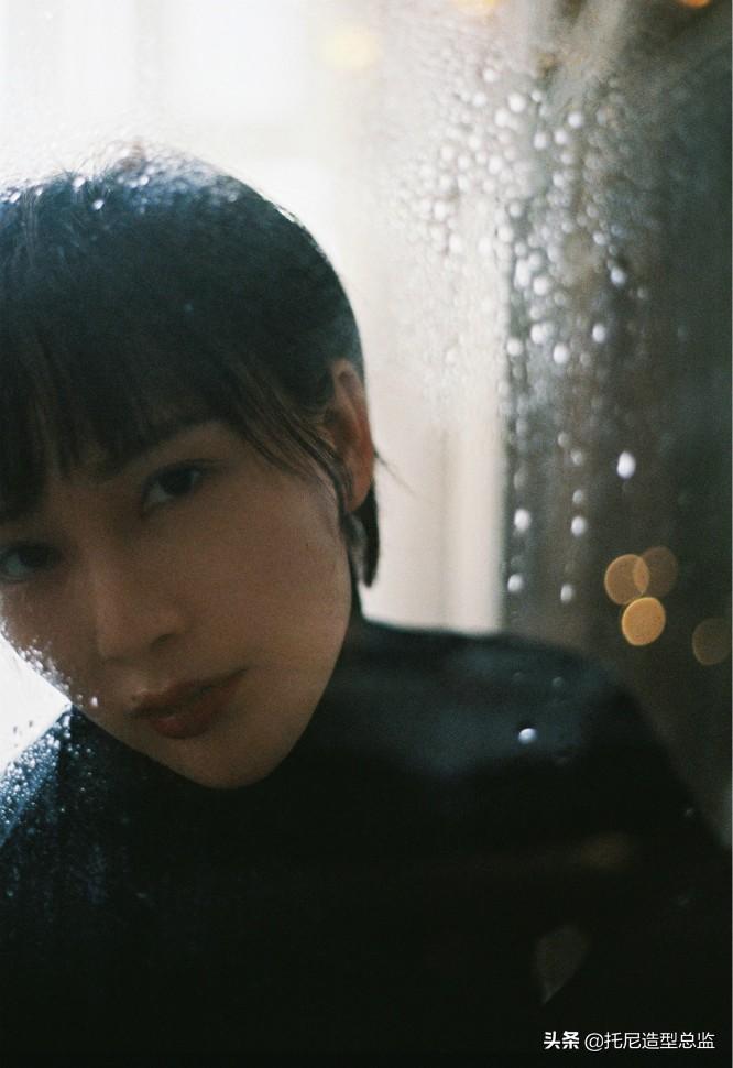 演员杨舒婷曝胶片风写真 诠释优雅复古女性