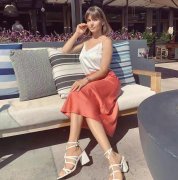 欧洲女性服装设计图(西欧服装设计)