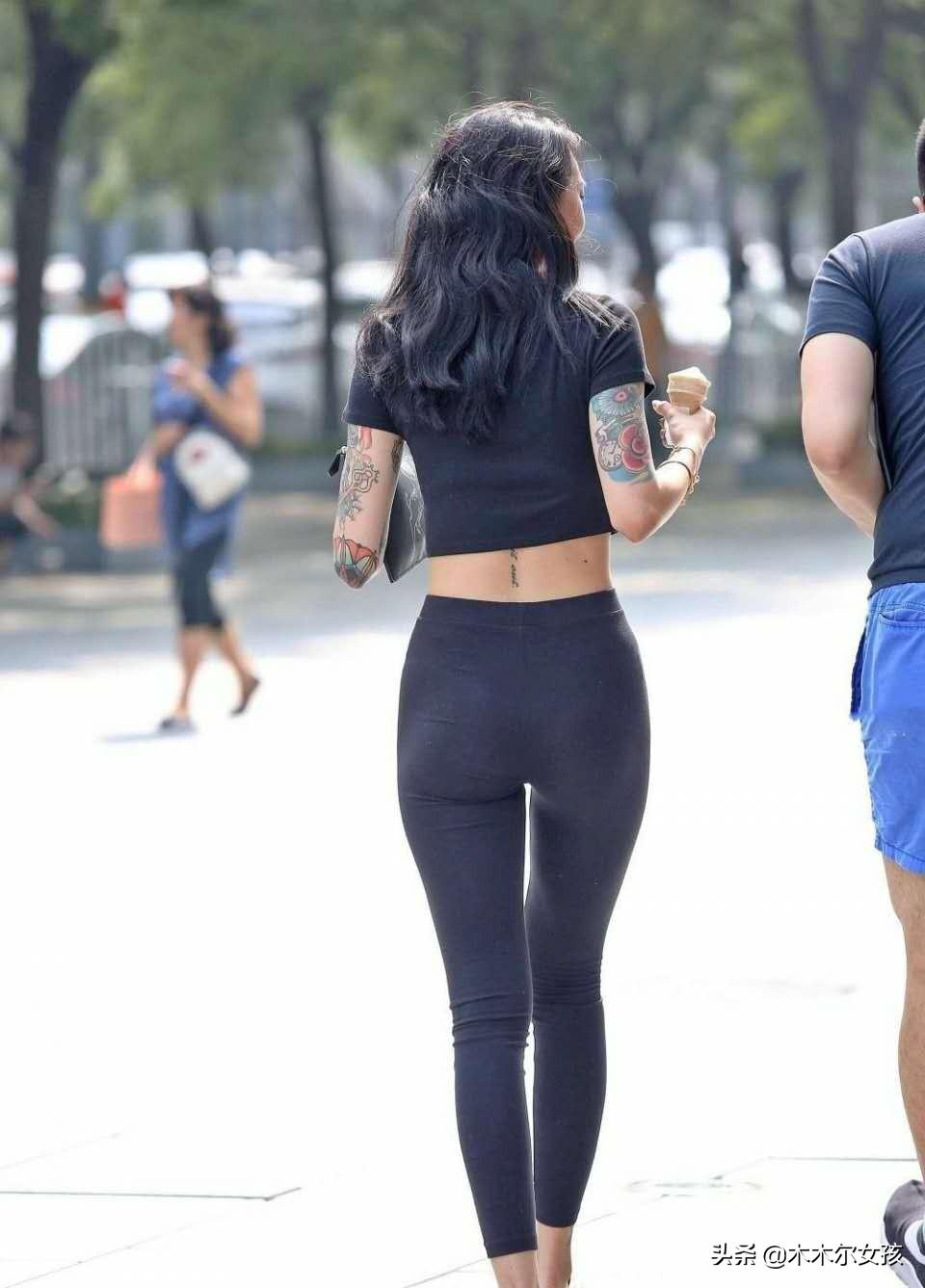 街拍，一个绝美的背影，让我们感受到美女不同寻常的美