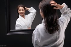 50岁游泳服装搭配女性(40岁女人选择什么样泳衣)