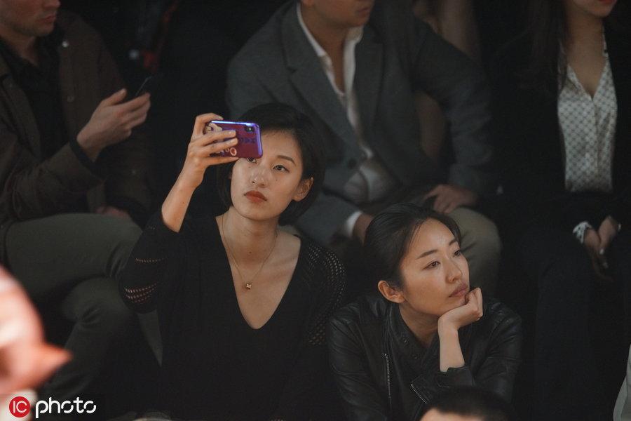 昔日上海女排队员朱慧箐现身时装周 变身服装店老板优雅好气质