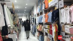 成年女性试穿儿童服装