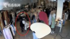 女性服装店试穿了5条裤子(服装店里卖一件衣服和一条裤子)