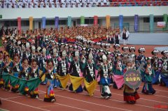 70后女性穿民族服装吗(穿民族服饰的小姑娘)