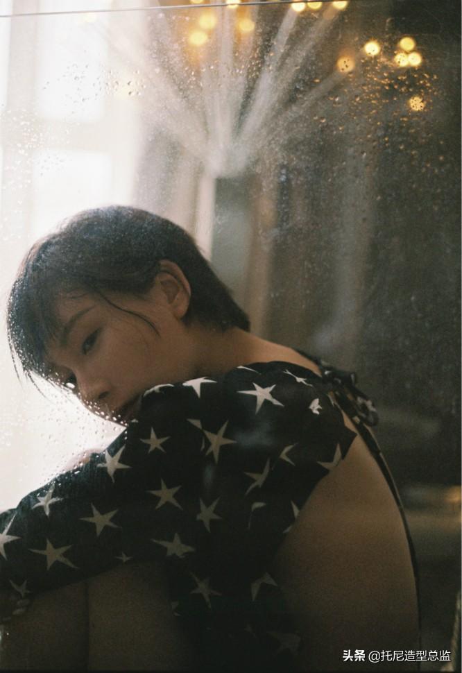 演员杨舒婷曝胶片风写真 诠释优雅复古女性