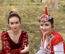 哈萨克传统女性服装叫什么(哈萨克族的服饰是什么样子的)
