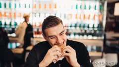 暴饮暴食后怎么补救(暴饮暴食后怎么补救催吐)