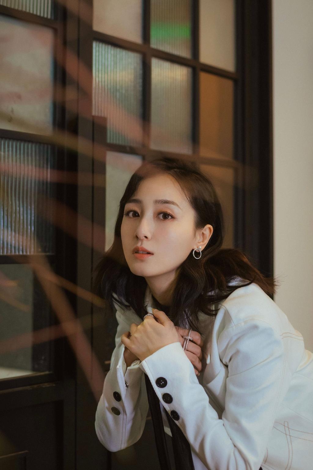 叶青 ​​​​白套装 职场范儿女神