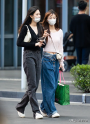 描述一套现代女性服装(现代都市女性服装的特点)