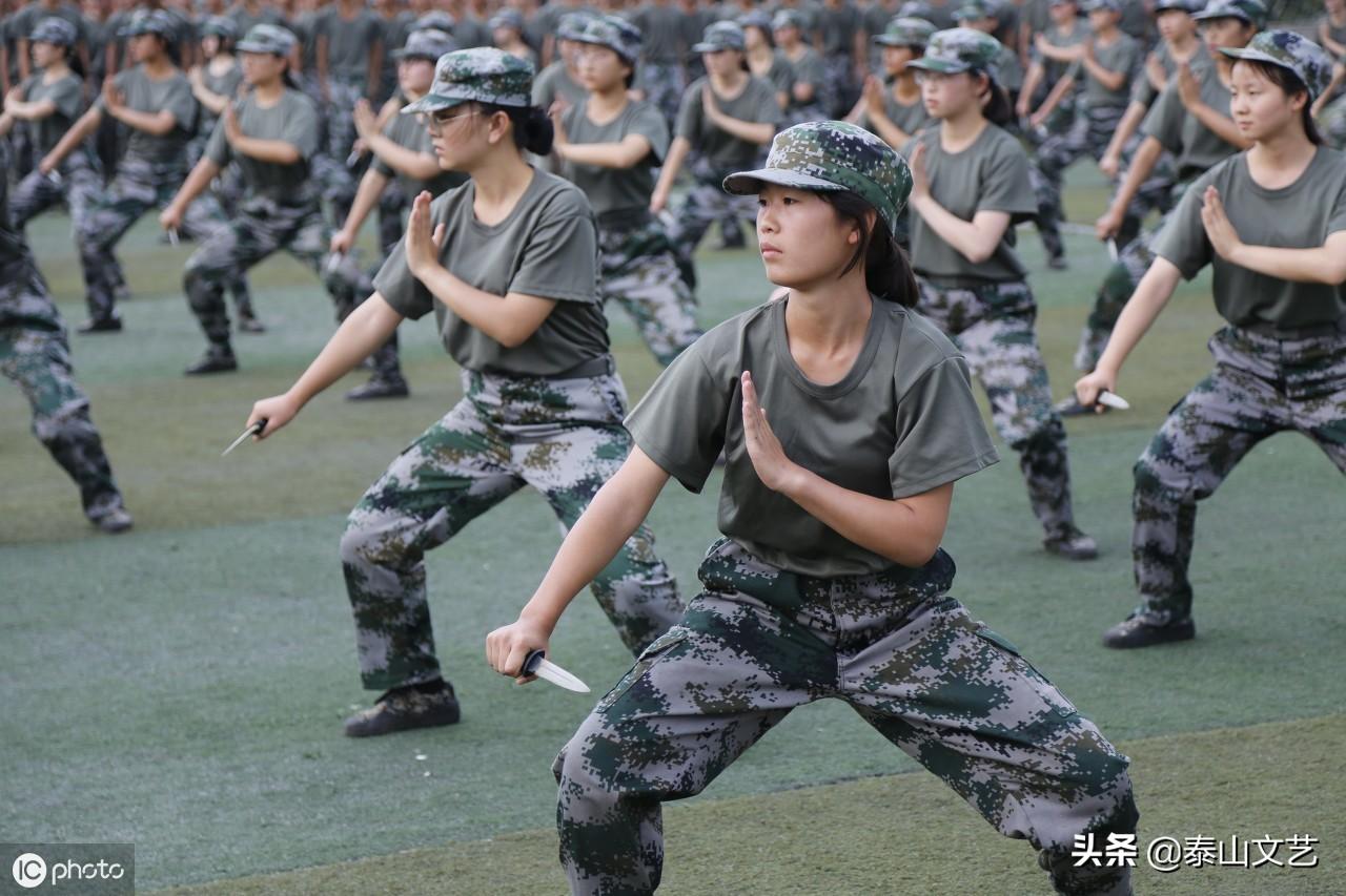 郑州大学军训设立“女子匕首连”，干练潇洒，声势震天（图组）