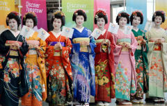 女性红色服装发展史(服装红色系列的阐述)