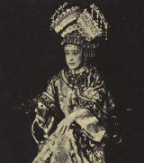 满洲国女性服装的特点(满洲人服饰)