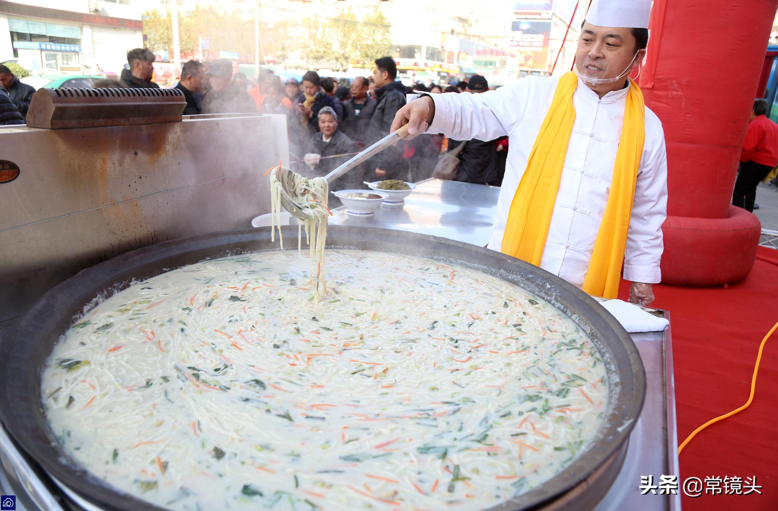 河南厨师做1000碗面条免费送人,市民排队场面堪比春运