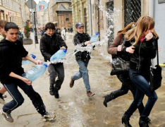 乌克兰泼水节女性传统服装(各国泼水节)