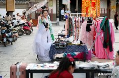 女性摊主穿着什么服装合适(女性摊主穿着什么服装合适呢)