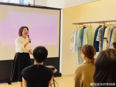 女性服装沙龙主持稿(服饰搭配沙龙主持稿)