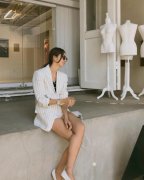 女性干练穿着春秋服饰服装(女性春秋服装搭配)