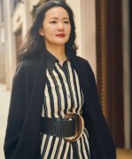 中年女性应该如何选择服装(适合中年女性的服装)