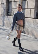 女性服装实拍文案图片素材(服装女人文案)