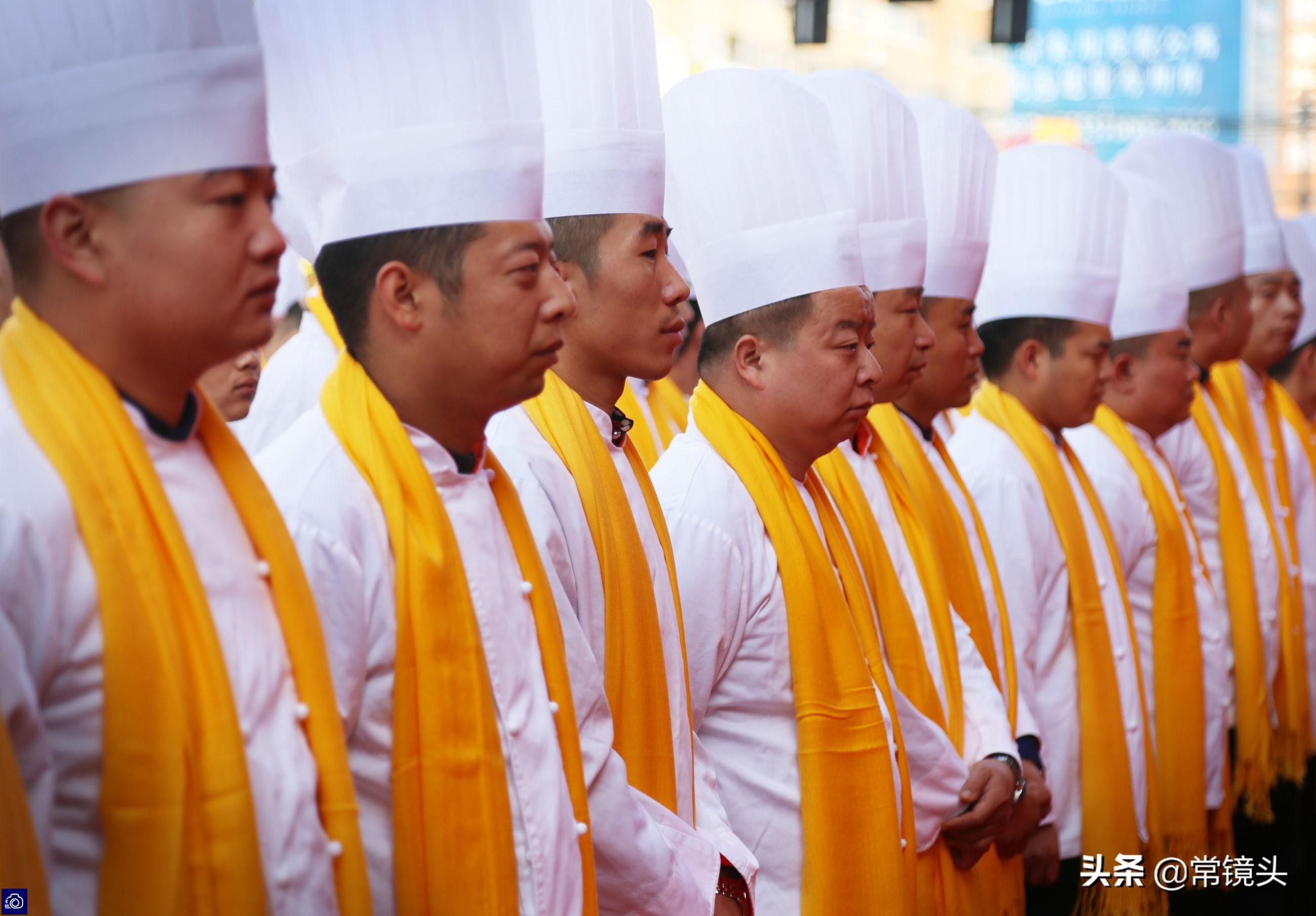 河南厨师做1000碗面条免费送人,市民排队场面堪比春运