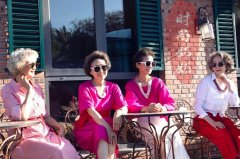 60后女性散步服装图(60岁女士穿搭图片)