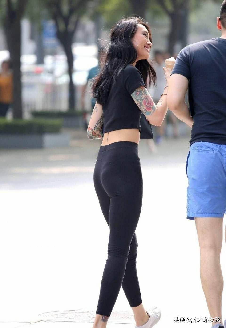 街拍，一个绝美的背影，让我们感受到美女不同寻常的美